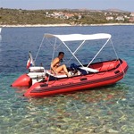 Bimini-Top Elegance mit 3 Bögen in weiß, montiert auf einem Schlauchboot