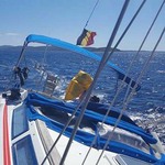 Bimini-Top Prestige am in Artic Blue, montiert auf einem Segelboot