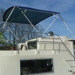 Bimini-Top Chic mit 4 Bögen in blau, montiert auf einer Flybridge