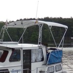 Bimini-Top Chic mit 4 Bögen in weiß, montiert auf einem Achterdeck