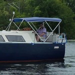 Bimini-Top Chic mit 3 Bögen in blau, montiert auf einem Kabinenboot