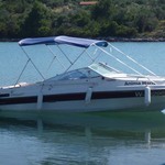 Bimini-Top Chic mit 3 Bögen in blau, montiert auf einem Sportboot