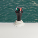 Railblaza iPS LED Zweifarben-Positionslicht auf einem Schlauchboot