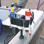 Railblaza StowPod Staubehälter montiert auf einem Filetiertisch