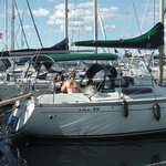 Bimini-Top Sport mit 3 Bögen in grün, montiert auf einem Segelboot