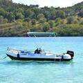 Bimini-Top Elegance mit 2 Bögen in grün, montiert auf einem Schlauchboot